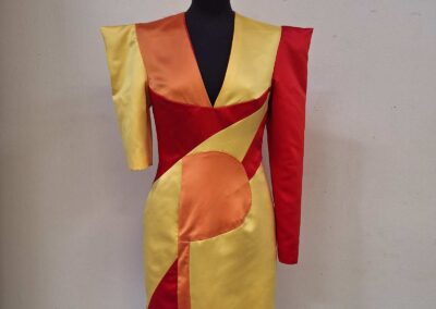 Vista frontale dell&rsquo;abito geometrico rosso, giallo e arancione realizzato per il progetto CIRT EDU.